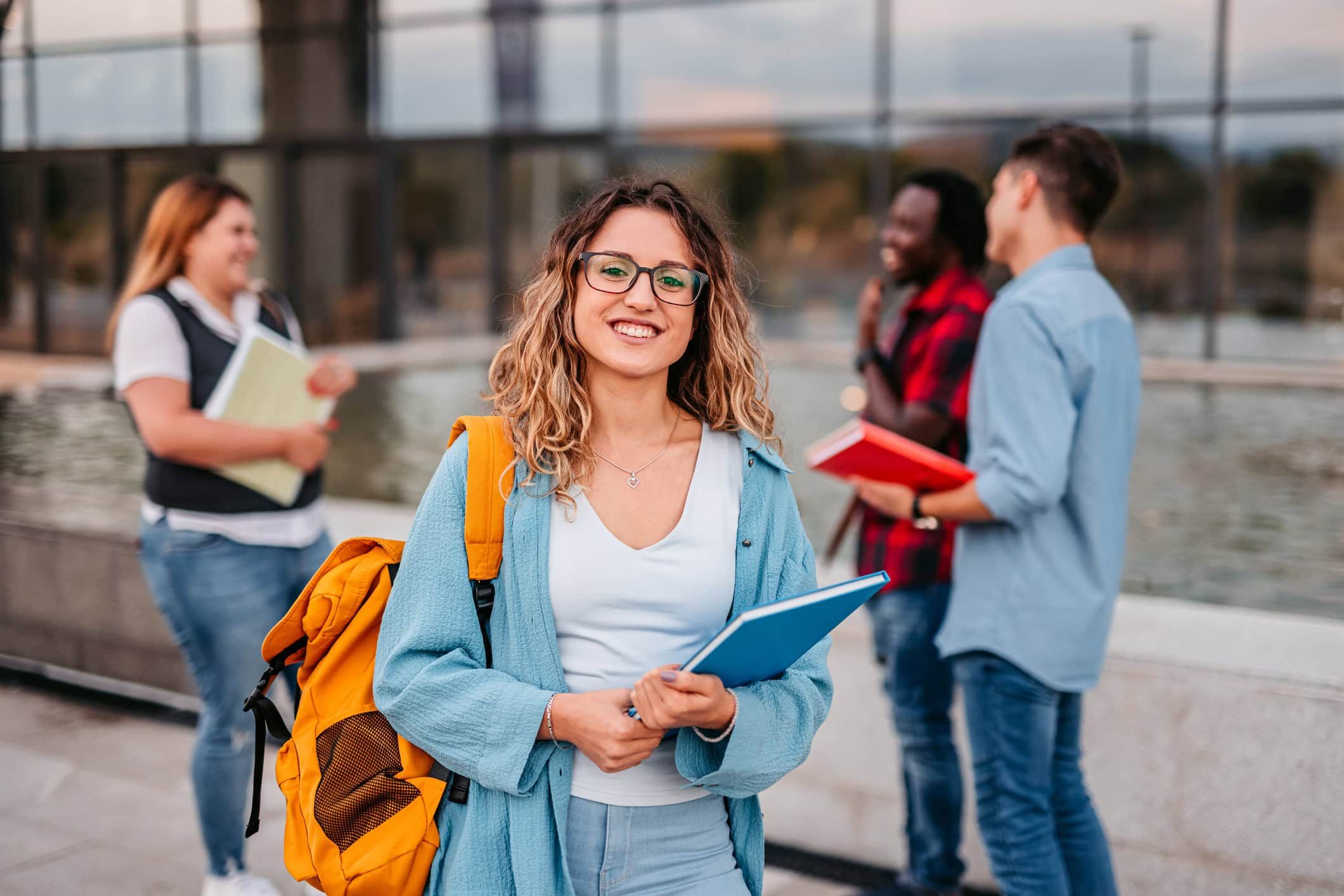 "Mi vida universitaria ha cambiado por completo desde que tengo mi propio carro. Ahora me siento más libre y siempre llego a tiempo. ¡Es el compañero perfecto para mis estudios!"