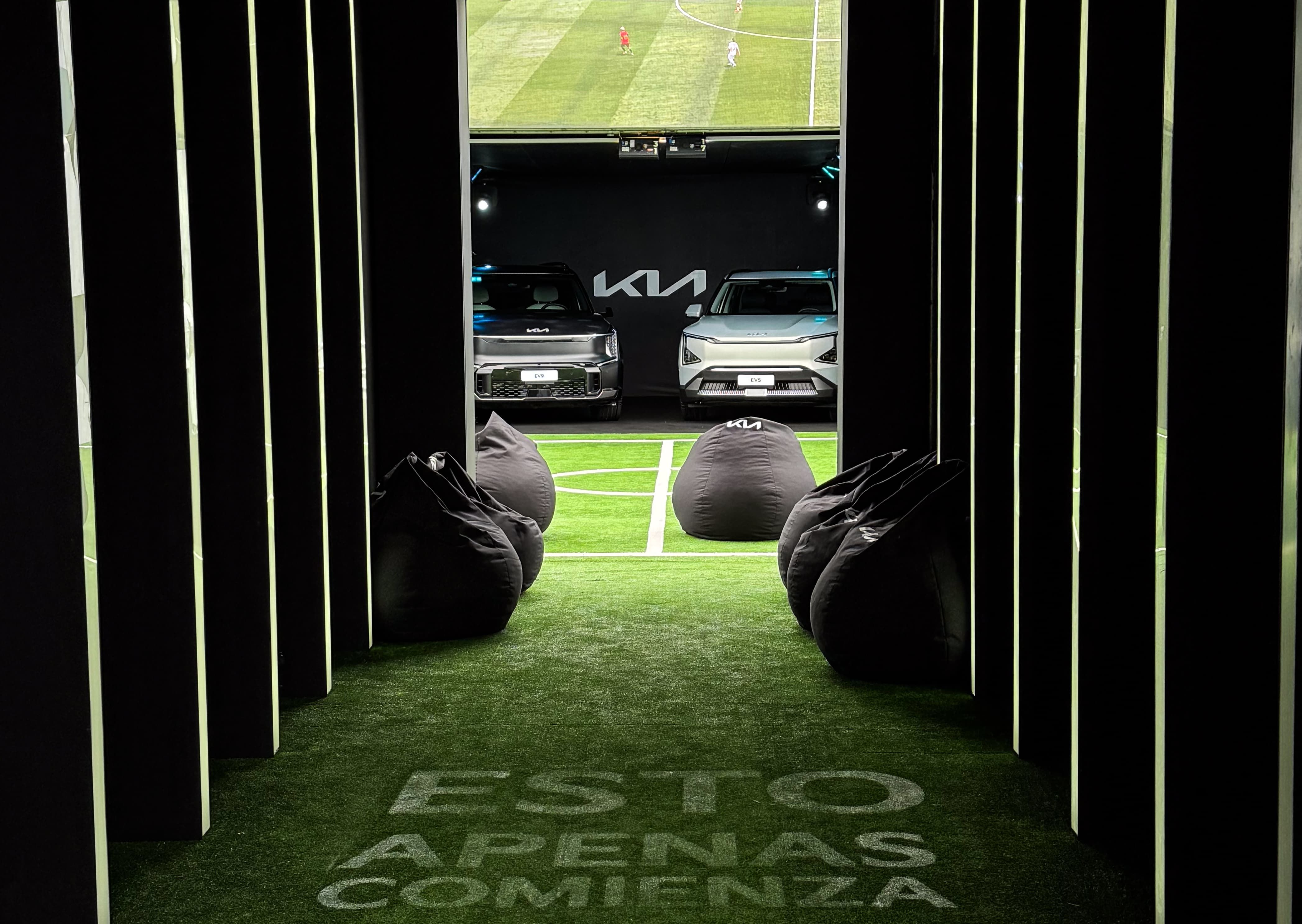 Túnel de Ingreso: Inspirado en la salida de los jugadores al campo, este recorrido marca el inicio de una experiencia diseñada para sorprender desde el primer momento.
