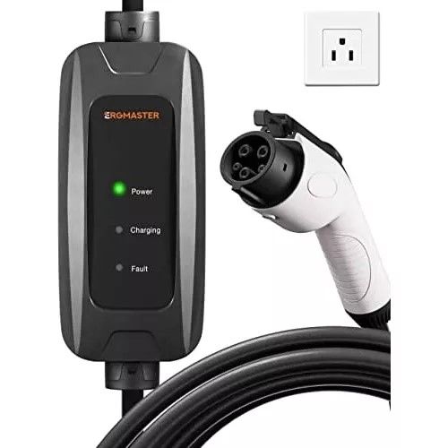 Este cargador utiliza una toma de corriente doméstica estándar de 110V-120V y es ideal para cargas nocturnas o de baja demanda.