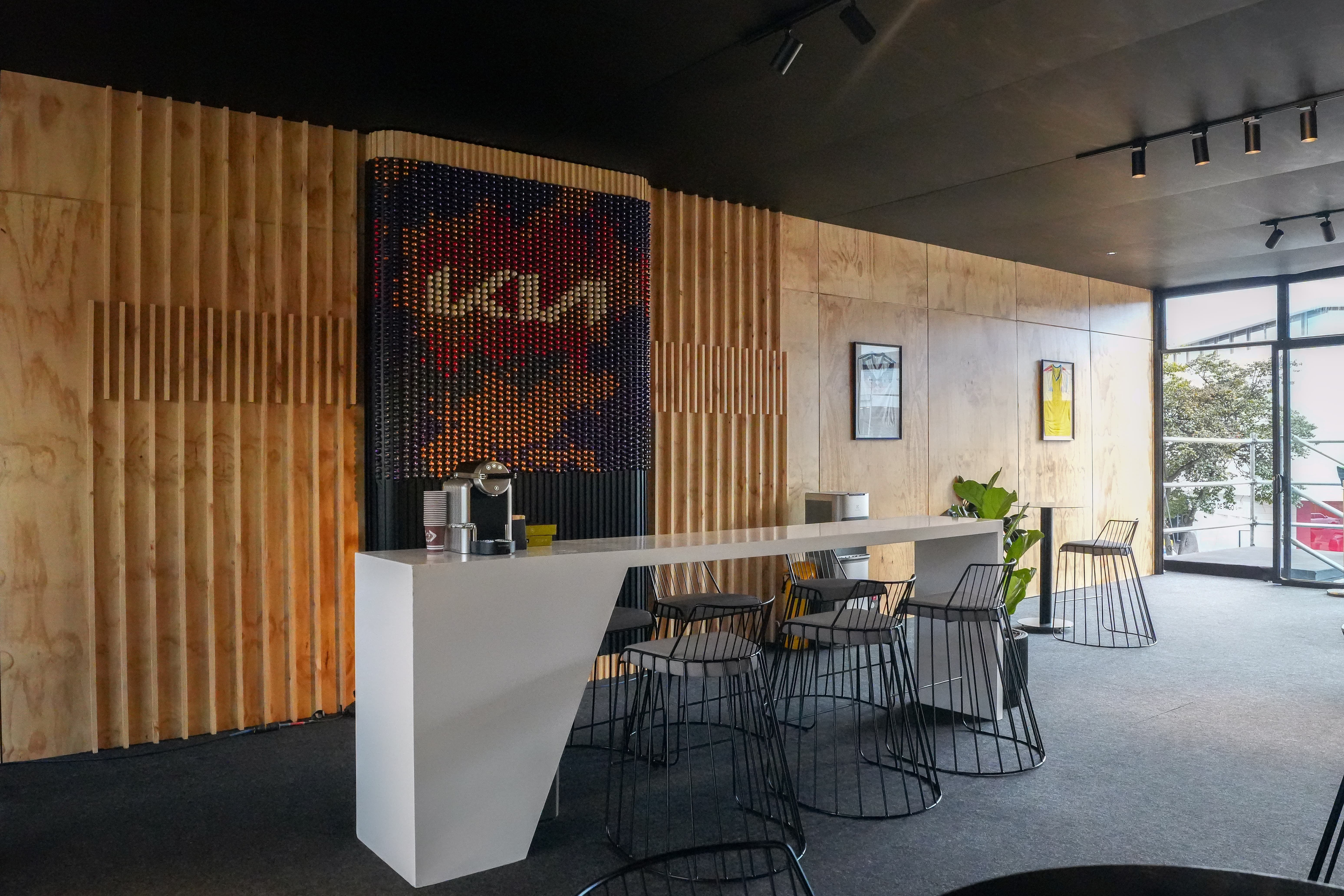 Hospitality: Un espacio exclusivo para atención personalizada, relacionamiento y acompañamiento a clientes, complementado con experiencias especiales como Coffee Experience by Nespresso y actividades para toda la familia.