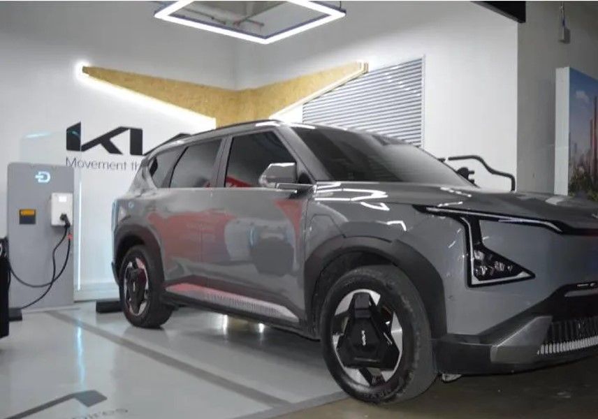Kia, cuenta actualmente con dos electrolineras en Bogotá, en alianza con Dielco, ubicadas en los Centros Comerciales Atlantis y Titan Plaza