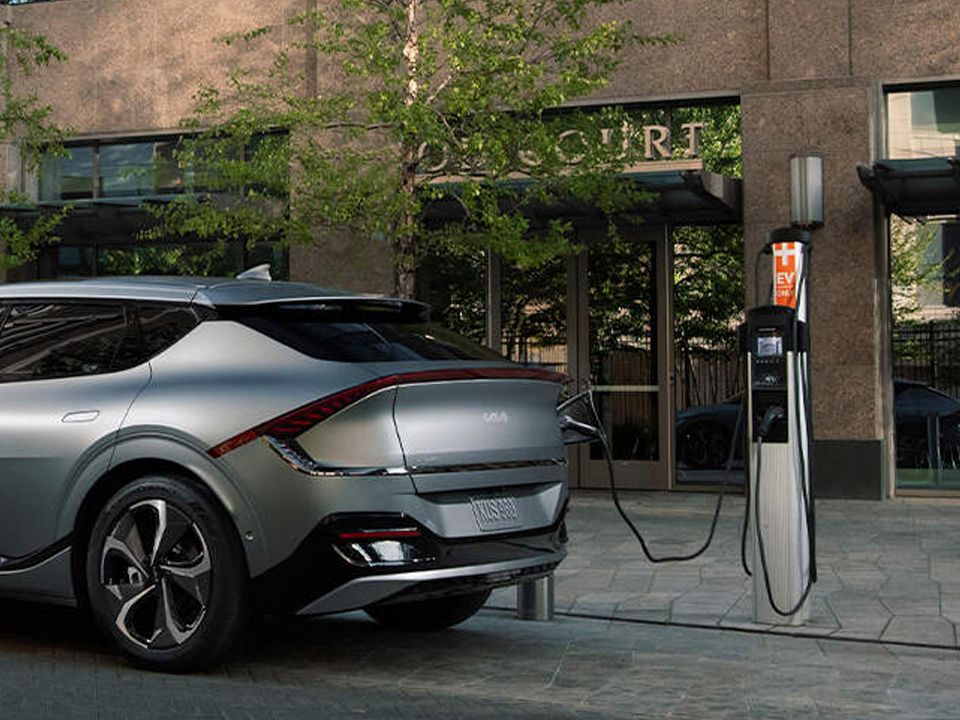 Utiliza corriente alterna (CA) a 110V-120V, compatible con tomas domésticas estándar.
Ideal para conductores con recorridos diarios cortos y que pueden cargar el vehículo durante la noche.