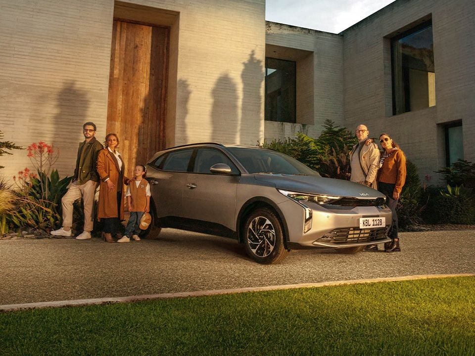 Kia familia con carros.jpg