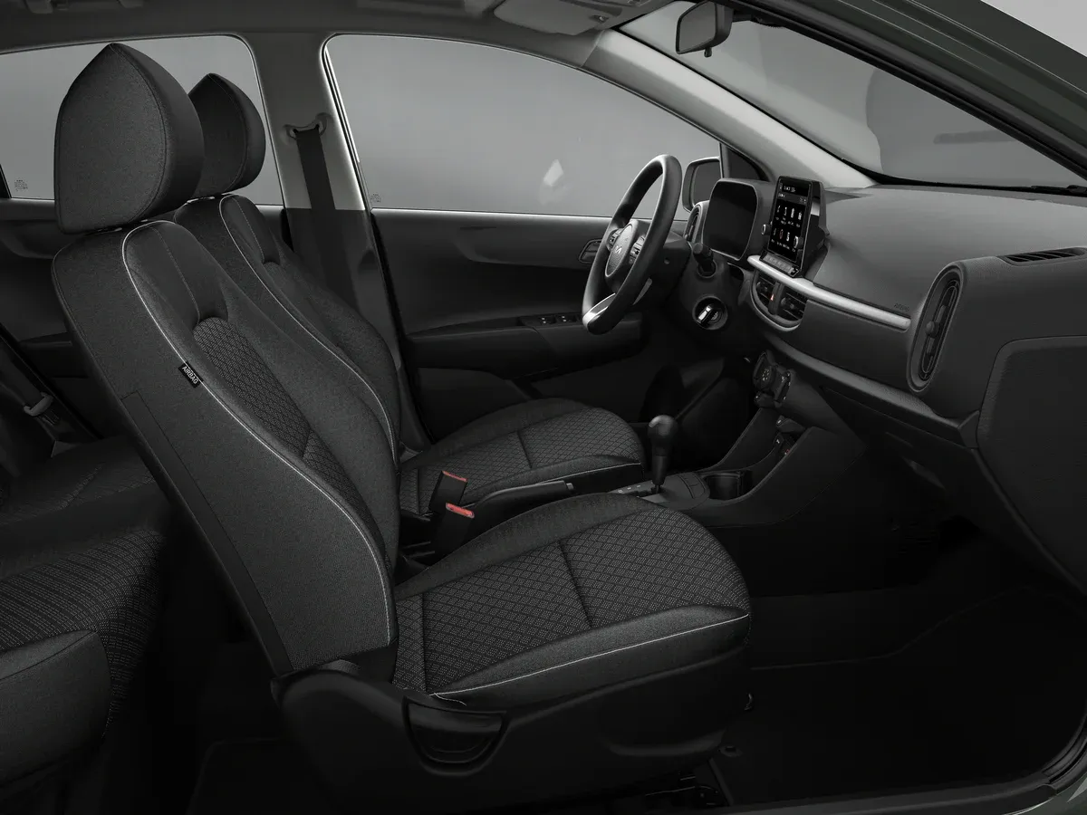 Espacio amplio y cómodo para conductor y copiloto