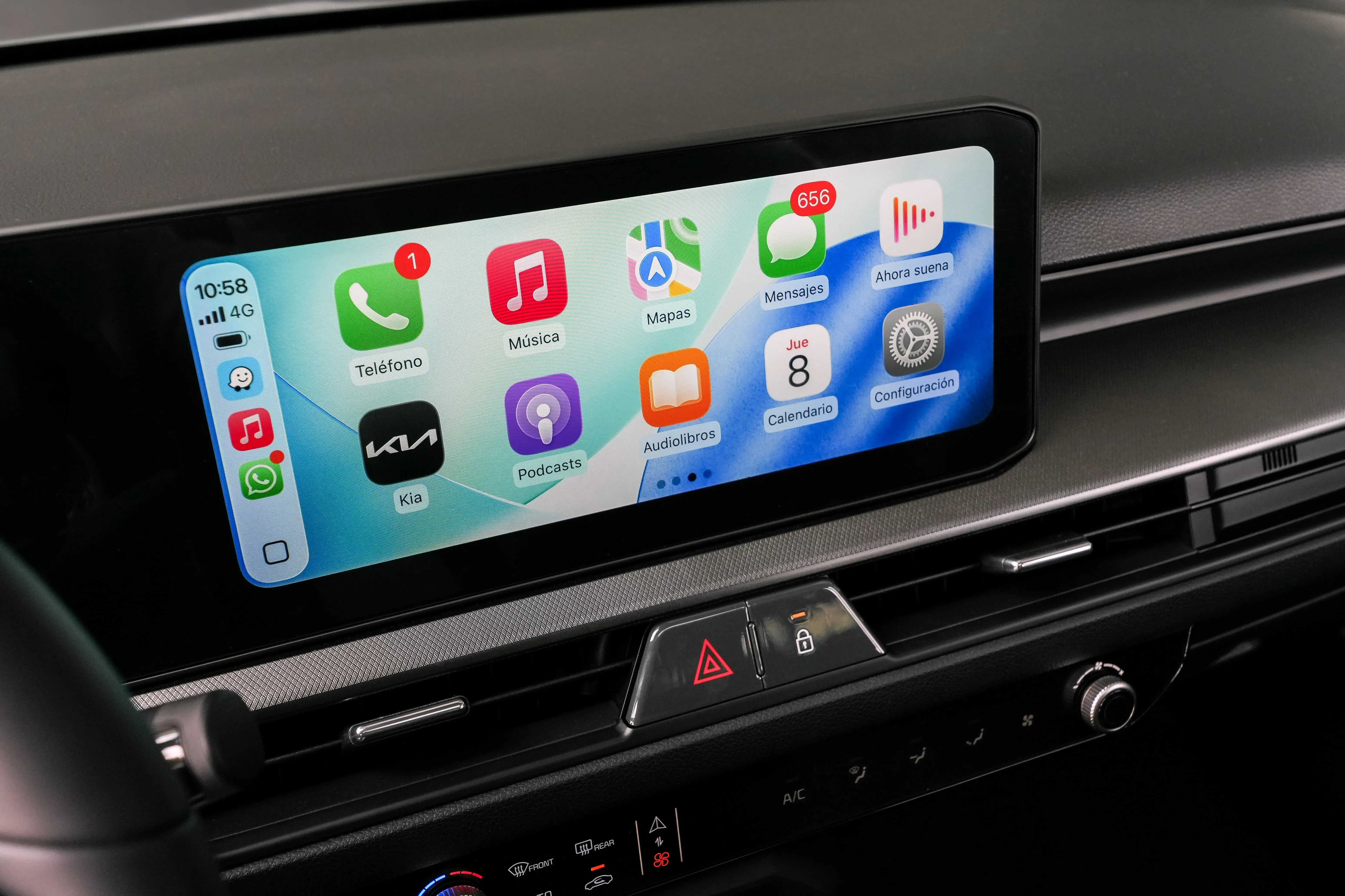 Pantalla táctil con Apple CarPlay y sistema multimedia integrado