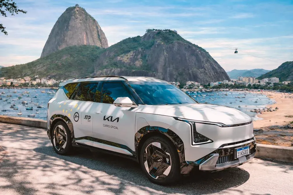 Kia SUV oficial del Rio Open estacionada frente al Pan de Azúcar en Río de Janeiro, Brasil.