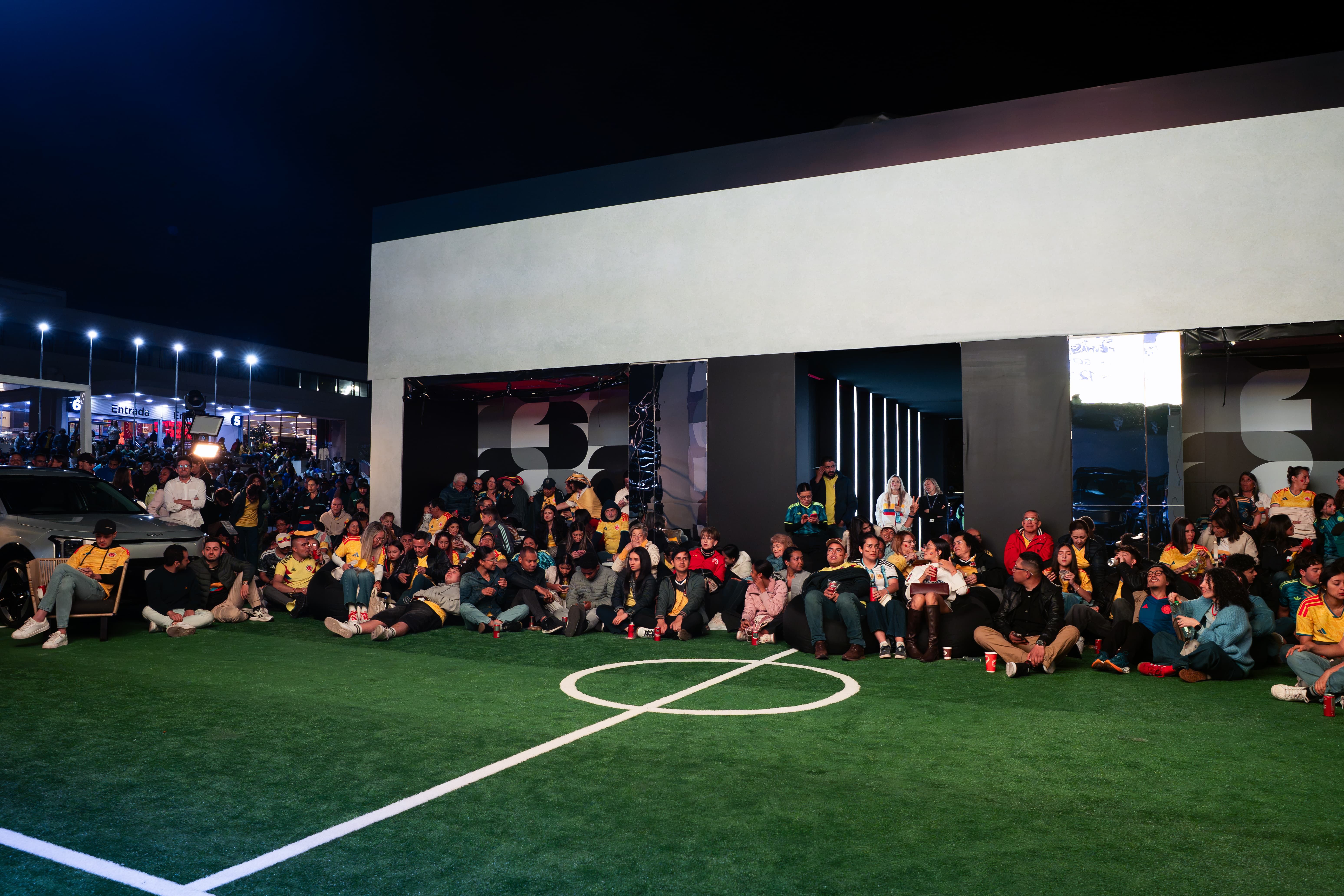 Tribuna Kia : Un espacio diseñado para reunirse, disfrutar cada encuentro y compartir la emoción de los partidos en una atmósfera única.