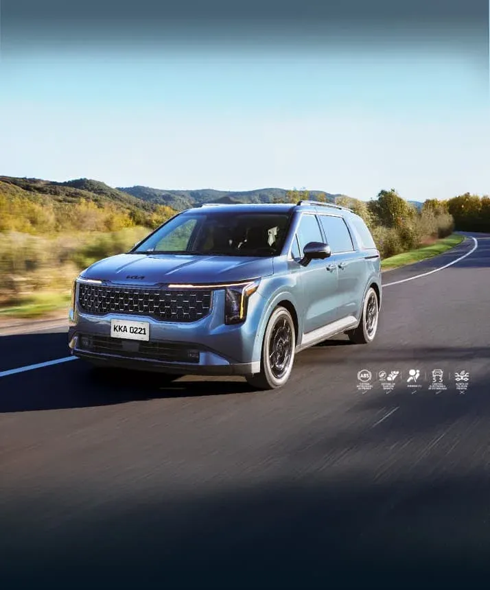 Kia Carnival híbrida 2026 en carretera mostrando diseño frontal y tecnología avanzada