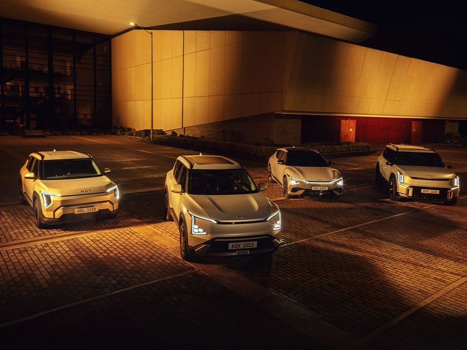 Varios carros kia en la noche.jpg