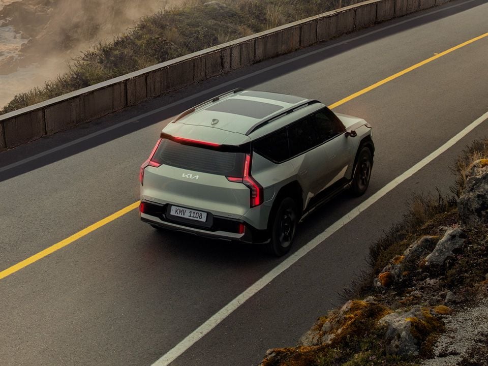 carro en camino al lado del mar.jpg