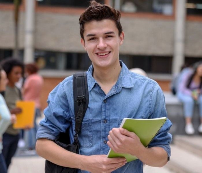 "Este carro ha hecho que mis días en la universidad sean mucho más cómodos. Sin esperar buses ni preocuparme por horarios. ¡Totalmente recomendado!"