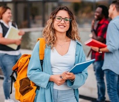 "Mi vida universitaria ha cambiado por completo desde que tengo mi propio carro. Ahora me siento más libre y siempre llego a tiempo. ¡Es el compañero perfecto para mis estudios!"